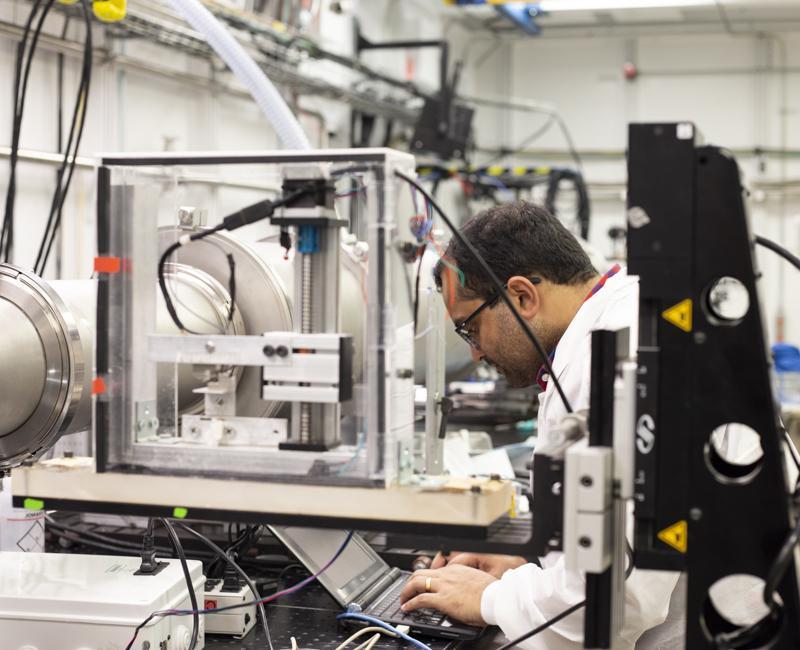 A researcher utilizes Argonne National Laboratory equipment to study brain tissue